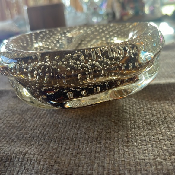 Yellow gold Glass bowl with rubber bottom. Approximately 5”x 5” - Picture 3 of 3